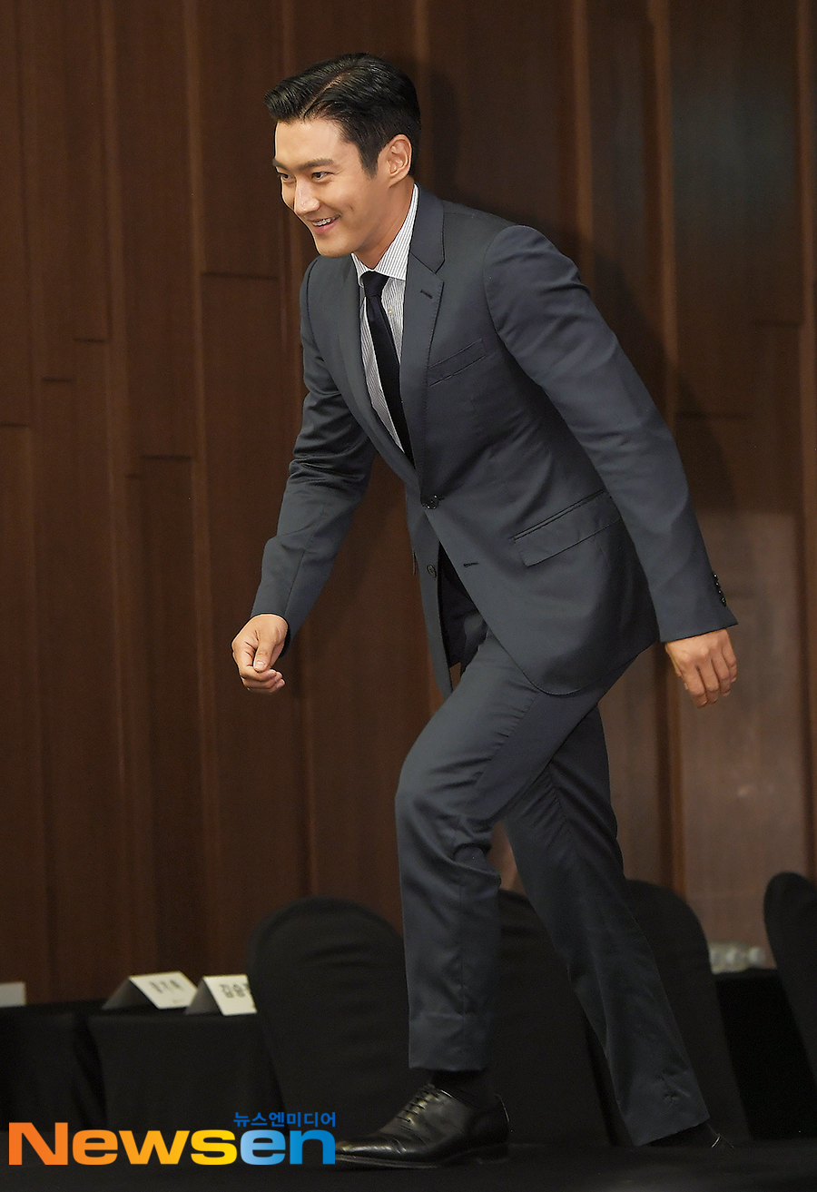 Choi Siwon, youngest to enter with suit fits to show off MBC Everlon Entertainment Yot Expedition production presentation was held at the Grand Ballroom of Sangam Stanford Hotel in Mapo-gu, Seoul on the afternoon of August 12th.Choi Siwon attended the day.