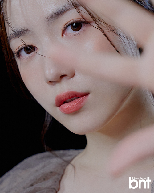 A picture of Ryu Hwa-young has been released.Actor Ryu Hwa-young, who presents various activities from comical Acting to girl crush role, recently performed bnt and pictorial.In an interview conducted after the filming, Ryu Hwa-young said, I am spending a lot of time on my own development by opening paintings and exhibitions.He said that his twin sister Ryu Hyo-young is also working as an actor and walking the same way, I want to hear advice, but I am not a sister.I am like Friend, but I have my own time and I am studying for Acting. The advantages of idol activity were vivid presence and glamorous charm, said Ryu Hwa-young, and Actor has no such thing, but it feels touching.Idol experience helps us do Actor activities, and we envy our fellow Actors because we dont have the fear of cameras, he added.She chose JTBCs Youth Age as her most memorable role, and she said, It is the most similar role to me.Im a horror, he said, when asked about the genre he wanted to challenge. He said he wanted to do movies like Door Rock and Hide and Seek.Its a fate for women, and they eat what they want to eat a day, said Ryu Hwa-young, a dieter.Im going to be good for Father, she said when she asked her how to use her skin, which was clean and untidy.Ryu Hwa-young also revealed his daily routine: I stay home, I watch movies or I spend time at home with friends.She was named as a close colleague, and asked, I am a friend for 10 years with Sungjong. It is a friend who is always with me when I am tired or happy.Lee Yoo-ri is a role model in my life, and I am a hard person. When I see my sisters marriage, I feel like I want to get married soon.Its a couple of caring couples who admit it.I want to get married and appear on TV Chosuns Taste of Wife, said Ryu Hwa-young, and it seems like a good program that keeps the couple more tight.I like a man like Father, he said of his ideal, and I like people who point out their mistakes and hold them with love.When asked if slump had ever come, he said, If you go through bad events, you will continue to slum, but when you do not do anything wrong, you will see slums when you are in the top spot in real-time search.emigration site