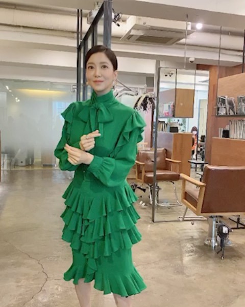 Actor Yoon Se-ah has shared a pleasant routine.On August 12, Yoon Se-ah posted an article on his instagram saying, Its like Cucumber, all day long with gratitude.In addition to this, Yoon Se-ah has been making a hip gesture and laughed at his fans.The netizens who saw this responded, It is really a charm of reversal, The more you see, the more attractive you are.seo ji-hyun