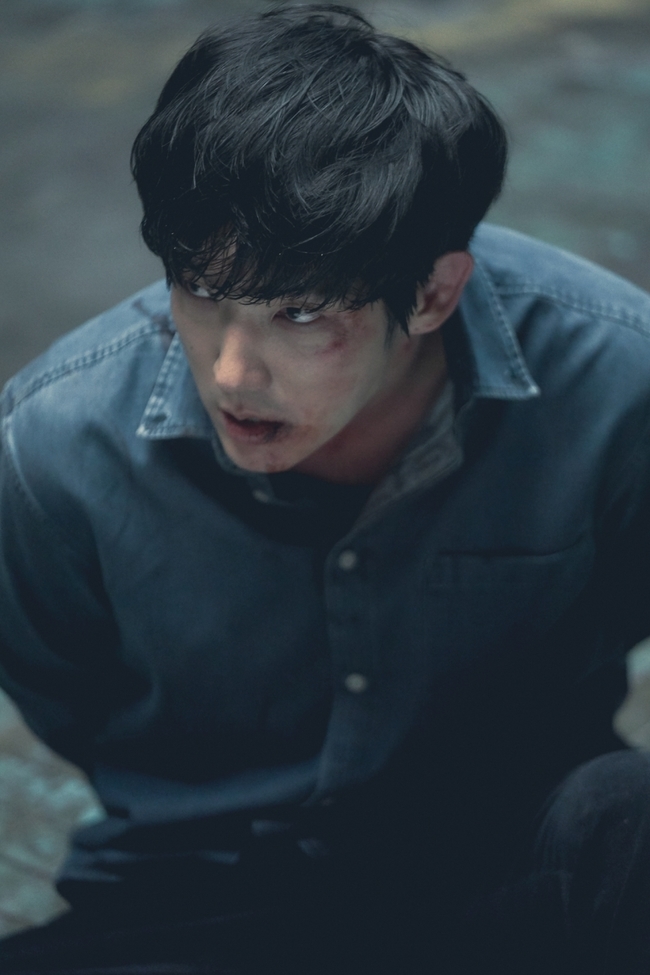 Lee Joon-gi and Yoon Byeong-hees lively confrontation has been captured.In the fifth episode of the TVN tree drama The Flower of Evil (directed by Kim Cheol-gyu/playplaywright Yoo Jung-hee) to be broadcast on August 12, Baek Hee-seong (Lee Joon-gi) is depicted in a crisis as he was kidnapped by Nam Soon-gil (Lee Kyu-bok) Murder case Jinbum Park Kyoung-chun (Yoon Byeong-hee) ...In the public photos, Baek Hee-seong, who is tied up with hands and feet, and Park Kyoungchun, who is threatening to know that his identity is Do Hyun-soo, were captured.The sudden kidnapping of Baek Hee-seong after the two peoples full-scale confrontation in the last broadcast stimulates curiosity about what happened in the meantime.Especially, the raw and red blood stains left in the face of Baek Hee-seong are heightened by the struggle that would have been intense once.Park Kyoungchun lost his wife 18 years ago in the Murder incident in the performance of Do Min-seok, and considered Do Hyun-soo, the son of Do Min-seok, an accomplice.I have done Murder to lure him to myself, so I can not guarantee safety.Water is rising in the lung aquarium with the Baek Hee-Seong as a point-in and out.Park Kyoungchun asks for his answer by holding out a golden carp cell phone, but Baek Hee-seong is only blowing cool eyes, making even those who see it sweat in their hands.