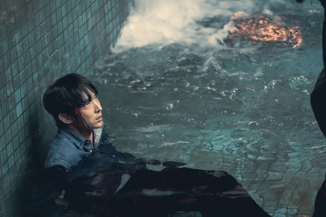 Lee Joon-gi and Yoon Byeong-hees lively confrontation has been captured.In the fifth episode of the TVN tree drama The Flower of Evil (directed by Kim Cheol-gyu/playplaywright Yoo Jung-hee) to be broadcast on August 12, Baek Hee-seong (Lee Joon-gi) is depicted in a crisis as he was kidnapped by Nam Soon-gil (Lee Kyu-bok) Murder case Jinbum Park Kyoung-chun (Yoon Byeong-hee) ...In the public photos, Baek Hee-seong, who is tied up with hands and feet, and Park Kyoungchun, who is threatening to know that his identity is Do Hyun-soo, were captured.The sudden kidnapping of Baek Hee-seong after the two peoples full-scale confrontation in the last broadcast stimulates curiosity about what happened in the meantime.Especially, the raw and red blood stains left in the face of Baek Hee-seong are heightened by the struggle that would have been intense once.Park Kyoungchun lost his wife 18 years ago in the Murder incident in the performance of Do Min-seok, and considered Do Hyun-soo, the son of Do Min-seok, an accomplice.I have done Murder to lure him to myself, so I can not guarantee safety.Water is rising in the lung aquarium with the Baek Hee-Seong as a point-in and out.Park Kyoungchun asks for his answer by holding out a golden carp cell phone, but Baek Hee-seong is only blowing cool eyes, making even those who see it sweat in their hands.