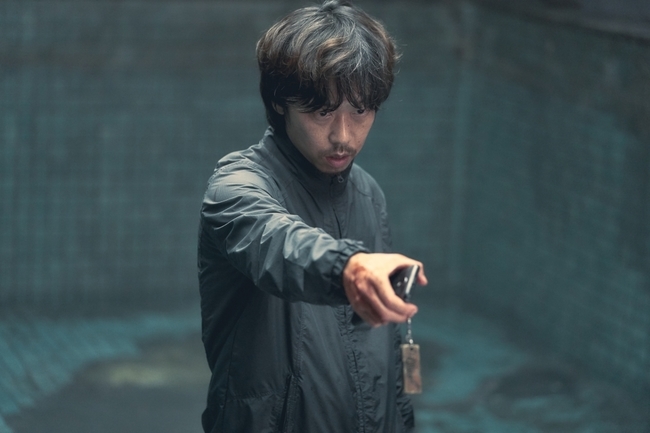 Lee Joon-gi and Yoon Byeong-hees lively confrontation has been captured.In the fifth episode of the TVN tree drama The Flower of Evil (directed by Kim Cheol-gyu/playplaywright Yoo Jung-hee) to be broadcast on August 12, Baek Hee-seong (Lee Joon-gi) is depicted in a crisis as he was kidnapped by Nam Soon-gil (Lee Kyu-bok) Murder case Jinbum Park Kyoung-chun (Yoon Byeong-hee) ...In the public photos, Baek Hee-seong, who is tied up with hands and feet, and Park Kyoungchun, who is threatening to know that his identity is Do Hyun-soo, were captured.The sudden kidnapping of Baek Hee-seong after the two peoples full-scale confrontation in the last broadcast stimulates curiosity about what happened in the meantime.Especially, the raw and red blood stains left in the face of Baek Hee-seong are heightened by the struggle that would have been intense once.Park Kyoungchun lost his wife 18 years ago in the Murder incident in the performance of Do Min-seok, and considered Do Hyun-soo, the son of Do Min-seok, an accomplice.I have done Murder to lure him to myself, so I can not guarantee safety.Water is rising in the lung aquarium with the Baek Hee-Seong as a point-in and out.Park Kyoungchun asks for his answer by holding out a golden carp cell phone, but Baek Hee-seong is only blowing cool eyes, making even those who see it sweat in their hands.