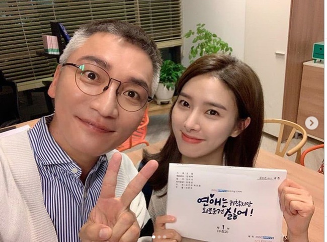 Actor Jo Jae-yoon flaunts Kim So-eun and warm-hearted chemiJo Jae-yoon told the personal Instagram on August 12, Another special appearance, a little bit of a song and a click!!I came out once, but please love this drama. Jo Jae-yoon in the photo is leaving a commemorative photo with Kim So-eun, the visual of the two smiling brightly, bringing warmth.The netizens who watched this responded such as I am sorry to have made a special appearance and I will expect.park jung-min