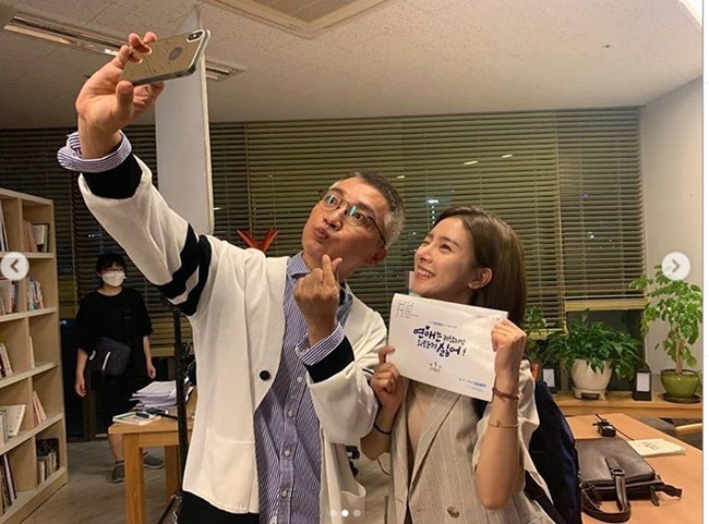 Actor Jo Jae-yoon flaunts Kim So-eun and warm-hearted chemiJo Jae-yoon told the personal Instagram on August 12, Another special appearance, a little bit of a song and a click!!I came out once, but please love this drama. Jo Jae-yoon in the photo is leaving a commemorative photo with Kim So-eun, the visual of the two smiling brightly, bringing warmth.The netizens who watched this responded such as I am sorry to have made a special appearance and I will expect.park jung-min