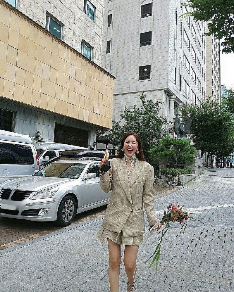 Broadcaster Jang Youngran has been honored with the award.Jang Youngran posted an article on his instagram on August 12, I am embarrassed but I received that award.On this day, Jang Youngran said, Thanks to all of you for the broadcast entertainment impression at the Korea Arts and Culture Awards ceremony. I will spread a bright smile to healthy smiles.I promise, he said.Along with this, Jang Youngran posted a picture of him posing with a bouquet of flowers in front of the vehicles.The appearance of Jang Youngran, full of happiness, made the viewers feel good.But Jang Youngran added, Take off the mask slightly and just before Ben, who doesnt know who he is.