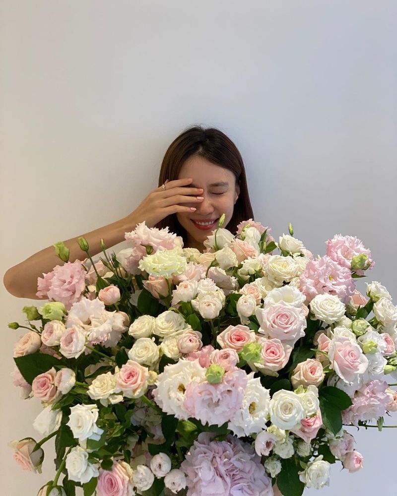 Model Jin A-reum shares routineJin A-reum posted a photo on his personal Instagram on August 12.In the photo, Jin A-reum is smiling broadly with a bouquet of his own body size, especially the innocent beauty of Jin A-reum, which shines more than flowers, was admirable.park jung-min