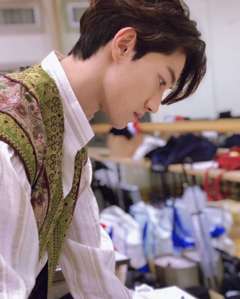Actor Kwak Dong-yeon promoted the Muziecal ThumbsinglotonKwak Dong-yeon started his Muziecal Thumsing Loton power on his Instagram on August 12.Thank you actors production staffs who make a wonderful and safe stage and the audience who completes the stage!I posted a picture with the article 5 years old U to see the new musical of this era.The picture contains the side of Kwak Dong-yeon, which is characterized by Kwak Dong-yeons distinctive features and a fine white-green skin that makes the handsome visual stand out.Kwak Dong-yeons chic eyes also attract attention.delay stock