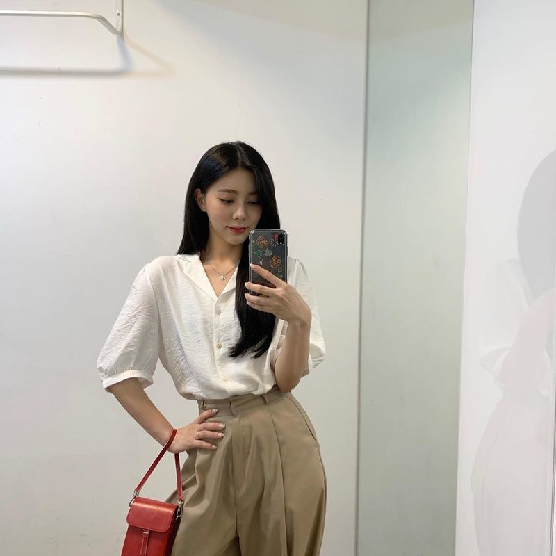 Kwon Chae-won showed off her beautiful looks with a neat look.Group DIA member Kwon Chae-won posted a picture on August 12 with the phrase Today on his instagram.In the photo, Kwon Chae-won is wearing a blouse and slacks and taking a mirror selfie, which thrilled fans with a sleek jawline and elegant visuals.han jung-won