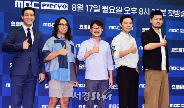 Yacht Expedition is a documentary entertainment program that shows the process of four men who dreamed of adventure challenging Pacific Ocean sailing on a yacht.With Kim Seung-jin Sea captain, who succeeded in traveling around the world alone as the first weaponless port in Korea, Jin Goo, Choi Siwon, Chang Kiha and Song Ho Jun depart for Real Ocean.The first broadcast at 8:30 pm on the 17th.