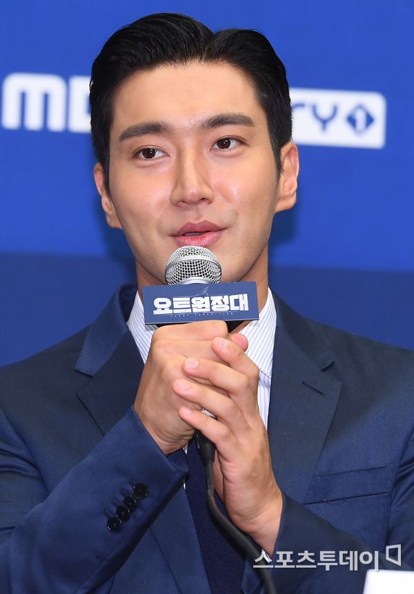 Yacht Expedition group Super Junior member and actor Choi Siwon has told the troubles of yacht life.MBC Everlons new entertainment program yacht expedition production presentation was held at Sangam Stanford Hotel in Mapo-gu, Seoul on December 12.On this day, Captain Kim Seung-jin, Jingu, Choi Siwon, Jang Jang Ha and Song Ho Jun attended.Yacht Expedition is a documentary entertainment program that shows the process of challenging the Pacific voyage by four men who dreamed of adventure.On the day, Choi Siwon said sleeping was the most uncomfortable in his life above yacht; he said: Bed was not dry in a damp state.It was not really easy to sleep in that state. Choi Siwon is a visual member in charge of appearance at Super Junior; however, she revealed that she lived in yacht and felt no burden on her appearance management.I had no pressure on appearance management at all; I was positive that I could show you something different, he said.Yacht Expedition will be broadcasted at 8:30 pm on the 17th.