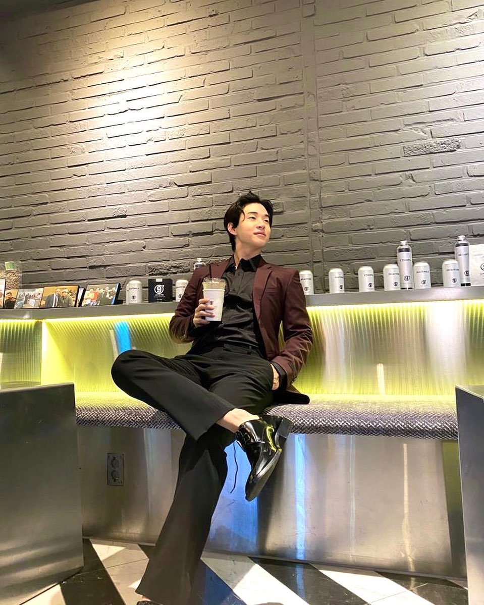 Singer Henry Lau has shared a recent look of greatness.On the 12th, Henry Lau posted a picture on his Instagram with the words Coffee break.The photo shows Henry Lau in a suit and a cup of coffee in his hand, and unlike his usual playful appearance, he is seen in earnest.The netizens responded that they were too cool and always cheering.Henry Lau recently appeared on the end JTBC entertainment Begin Again Korea.Photo: Henry Lau Instagram