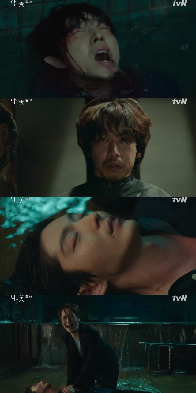 Moon Chae-won saves Lee Joon-gi who was KidnapIn the 5th episode of TVNs drama The Flower of Evil (played by Yoo Jung-hee/directed by Kim Cheol-gyu) broadcast on August 12, Baek Hee-seong (Do Hyun-soo station, Lee Joon-gi) learned the identity of Park Kyongchun (Yoon Byung-hee), a Jinbum taxi driver in Nam Soon-gil (Lee Kyu-bok) Murder Case.His identity was the husband of the last Victims Jung Mi-sook of Do Min-seok (Choi Byung-mo). After a fierce struggle, Baek Hee-seong was Kidnap by Park Kyoung-chun.Meanwhile, the owner of the guest house witnessed all of this, which was reported to the police immediately, and Cha JiWon (Moon Chae-won), who heard the radio, was dispatched to the scene.Cha JiWon, who was deeply thoughtful due to the Baek Hee-seong wristwatch, was panicked to find a cell phone of Baek Hee-seong on the floor.Cha JiWon went on a track of Park Kyoungchun with a scream of Kidnap Victims is like my husband.Baidnap-scared Baek Hee-seong woke up in a waste building.Park Kyoungchun sarcastically said that Baek Hee-seong was living well with his identity laundered, and Baek Hee-seong said, The object to be revenge is dead and the son of Do Hyun-soo,Hes just like his father. He doesnt have a mans heart. He knew everything his father did. He did. No?I wonder how you will break up, let me show you something, said Baek Hee-seong, awakening Park Kyoungchuns demon nature.At the same time, Baek Hee-seong was reported to the public (Nam Ki-ae) and Baek Man-woo (Son Jong-hak) that he was Kidnap.They were worried only about their real son, Baek Hee-Seong (Kim Ji-hoon), rather than the comfort of Baek Hee-Seong. Hes definitely going to kill Do Hyun-soo.If Susie dies, were the only ones who know the truth. Were poor old couples whove got a weakness for him, and we didnt know anything.We can understand it, he said, soothing the anxious public.Park Kyoungchun had a grudge that Baek Hee-seong proved the alibi of the Dominseok.Park Kyoungchun said, There was a witness who saw an immature person who was forced into a car at the intersection of Sehyeon 2-dong.My son made my fathers alibi perfect at the time of the crime. If we caught the dominus then our immature would not have died. But Baek Hee-Seong said: I told only the truth: Ive never been away from my father for a moment since that morning, except that the witness drank and reversed the statement.I made a consistent statement and the witness reversed the statement. Killing me does not fill your imagination hole. Park Kyungchun handed over the key chain of golden fish, which was the remains of Jung Mi-sook, but Baek Hee-seong was innocent.The opponent who gave this ring to Baek Hee-seong was his sister Do Hae-soo (Jang Hee-jin).Baek Hee-seong never gave his sisters name to Park Kyongchun at the end; while Baek Hee-seong was increasingly submerged.And Cha JiWon searched the Park Kyongchun house and found out that he had installed a door lock in a shopping mall where construction was suspended.Cha JiWon found the water-stained Baek Hee-seong straight into the building where the Baek Hee-seong was trapped, and jumped into the water.Cha JiWon breathed in to Baek Hee-seongMeanwhile, Park Kyoungchun injured his head while rebelling against Choi Jae-seop (Choi Young-joon) with a knife even at the moment of his arrest.Past was drawn: Baek Hee-seong told Cha JiWon, Will you let me know who I am? I didnt graduate from high school; Ive also done street life.I was fighting every day. I was so busy hitting my hands. I felt great then. And I can see things I shouldnt see.Hes not normal. Hes dead. So Cha JiWon said, You liked it a lot? Ive seen my grandmother who died.Baek Hee-seong told Cha JiWon, You dont understand what youre saying.Cha JiWon said, Sorry I didnt have anything worse than me? Your problem is one. You dont see you like I see you. Ill love you.Ill teach you everything you dont know. Then at some point everything will change. Like a lie.The horse moved the mind of Baek Hee-seong, who said I dont know you well and Cha JiWon kissed Baek Hee-seong.At that moment, Baek Hee-seong said to his fathers vision, Father, please go, Im going to stay here and really the welcome of the Dominion seat has disappeared.Baek Hee-seong was the first to kiss Cha JiWon.