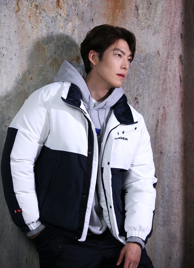 Actors Kim Woo-bin and Han So Hee, who make their next work look forward to various charms, showed a different appearance through the autumn winter outdoor research picture.Outdoor Research brand Eider unveiled behind-the-scenes footage of the 20F/W season photo shoots by Kim Woo-bin and Han So Hee, who were selected as double models on August 13.Kim Woo-bin and Han So Hee perfected the young, dynamic new Outdoor Research style.Throughout the shoot, the two Models are the back door of the show, showing perfect facial expressions, poses and style production for every cut, and admiring many people.
