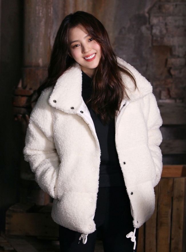 Actors Kim Woo-bin and Han So Hee, who make their next work look forward to various charms, showed a different appearance through the autumn winter outdoor research picture.Outdoor Research brand Eider unveiled behind-the-scenes footage of the 20F/W season photo shoots by Kim Woo-bin and Han So Hee, who were selected as double models on August 13.Kim Woo-bin and Han So Hee perfected the young, dynamic new Outdoor Research style.Throughout the shoot, the two Models are the back door of the show, showing perfect facial expressions, poses and style production for every cut, and admiring many people.