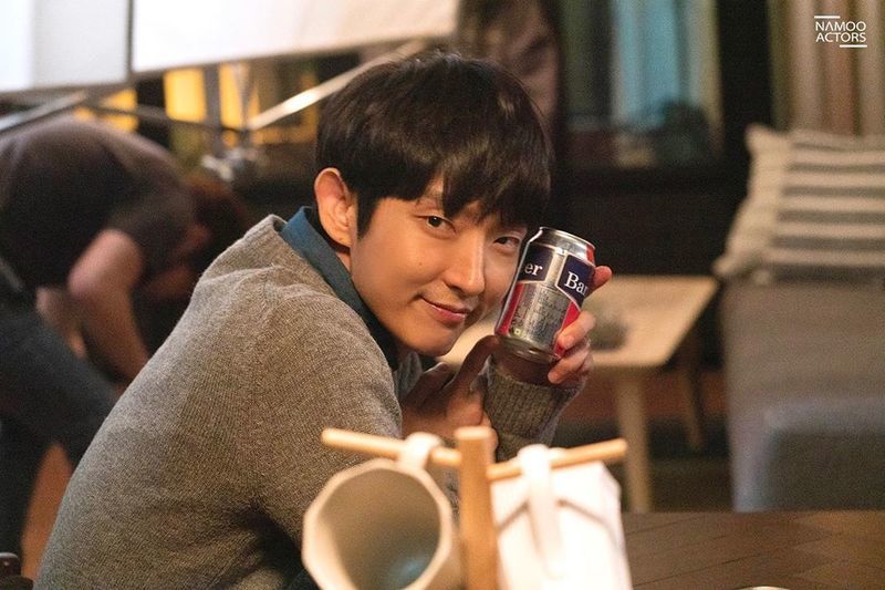 Actor Lee Joon-gi flaunted handsome visualsLee Joon-gi agency Namo Actors official Instagram posted a picture on August 13 with an article entitled Flower Mac Day with Jungi Actor at 10:50 tonight.Inside the picture was a picture of Lee Joon-gi with Beer, who smiles brightly at the camera.Lee Joon-gis handsome visuals catch the eyeThe fans who responded to the photos responded such as unconditional shooter, cool and handsome.delay stock
