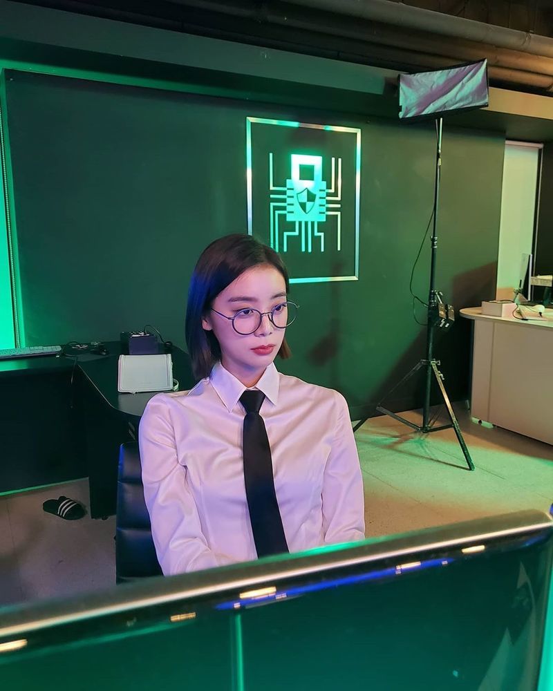 Hyeolim showed off her perfect suit fit.Group Wonder Girls member Hyeolim wrote on his Instagram on August 13, JTBC Do not let go cameo.A genius Anonymous and uploaded a picture.In the photo, Hyeolim is looking at the monitor with serious expressions, wearing glasses; he sniped at the fan-sym with chic charm.han jung-won