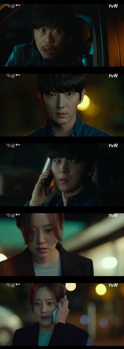 With the identity laundering being revealed as Flower of Evil Lee Joon-gi was kidnapped by Yoon Byeong-hee, Moon Chae-won also pointed out a hint of doubt towards Lee Joon-gi in earnest.On TVN Flower of Evil, which was broadcast on the afternoon of the 12th, Park Kyoungchun (Yoon Byeong-hee), who visited the Guest house where Baek Hee-seong (Lee Joon-gi) is staying, was portrayed.Flower of Evil Cha JiWon (Moon Chae-won) and Lim Ho-joon (Kim Soo-oh) were sent to the report by the owner of the Guest house after the stay of Baek Hee-seong.On the spot, Cha JiWon and Lim Ho-joon found out that Taxi was a Park Kyoungchun who assaulted the guests.In addition, Cha JiWon, who found a cell phone that fell from the assault, also identified the owner as Baek Hee-seong.The flower of evil, Cha JiWon said, crying, The victim is like my husband. I do not know what Im talking about, but this cell phone is our Hee Sungs cell phone.Cha JiWon and Lim Ho-joon started the chase by tracking the position of Taxi driven by Park Kyongchun.However, the chase failed as Cha JiWon and Lim Ho-joon were stuck in the windshield of the car, and Park Kyoungchun threw a heavy object.Park Kyoungchun tied the limbs of Baek Hee-seong and said, Do Hyun-soo has a drivers license under the name of Baek Hee-seong. Why?Did you wash your identity? asked Park Kyoungchun. Who imagined it?A serial killer changes his identity, marries, gives birth to mourning, and regularly trims his hair and lives, he threatened Baek Hee-seong.But Baek Hee-Seong rather said, Will it hurt you? Theres a second-floor house in Seoul. Its a self.Park Kyoungchun, The Flower of Evil, said, Are you laughing? And Baek Hee-seong was angry at the provocation of Baek Hee-seong.Do Hyun-soo, the son of Do Min-seok, would have been just right to vengeance and to pour out anger that could not be excreted. Same as his father. Hes a demon.He went to a mental hospital, he said, not stopping the provocation.Also, Baek Hee-seong said, You are in a situation where my single knife can die now. Park Kyoungchun said, I am not afraid of the opponent who looks clearly in my head.Its boring, added Park Kyungchun, who eventually stabbed Baek Hee-seong in the stomach.Park Kyungchun, The Flower of Evil, said, You feel pain. I will suffer until you give the right answer. Say it. Where is Jung Mi-suk?But Baek Hee-seong did not give in: Revenge? You failed perfectly, you failed to kill me, you failed to cut my hands and feet.Because I cant prove what I didnt do, what I dont know. Its obvious. But I wonder how youre going to break.Let me see it, he said.Flower of Evil Park Kyungchun locked up the Baek Hee-seong in a large tank and turned on the water.Park Kyoungchun said, How much time do you have left until your lungs become a water balloon? The good news is that you still have time to defend yourself.But Baek Hee-seong was proud to the end, when he shouted: I cant prove what I dont know.Park Kyungchun, the Flower of Evil, continued to retrace the position of Jung Mi-sook, especially Park Kyung-chun, who said, Its the day our immature is missing. Black SUV 3194.The day he disappeared, the unskilled guy was in that car. Yeah, you know that.It was your fathers car, explained Baek Hee-seong, explaining all the circumstances of the moment when Jung Mi-sook was kidnapped.A witness who memorized the car number called the police, and Do Min-seok was even investigated by the police.If we caught the people at that time, we might have saved our immature life. Flower of Evil Cha JiWon and Lim Ho-joon identified the locations of Park Kyongchun and Baek Hee-seong; two people who later hit the scene of the incident.Cha JiWon jumped straight into the water as he was stunned by the submerged appearance of the Baek Hee-seong.Cha JiWon, who tried to save Baek Hee-seong but kept breathing, kissed Baek Hee-seong in the water and took artificial respiration.Eventually, Cha JiWon, who used a knife to cut off the rope that tied the limbs of the Baek Hee-seong and pulled the Baek Hee-seong out of the water.He cried out, Help me in the air, and Baek Hee-seong said to himself, You shouldnt have met me then, Im sorry for you.Then, Baek Hee-seong shook his head as if dead.On the other hand, the high-density emotional tracing drama tvN Flower of Evil by the man Baek Hee-Seong (Lee Joon-gi) who played even love and his wife Cha JiWon (Moon Chae-won), who started to doubt his reality, is broadcast every Wednesday and Thursday at 10:50 pm.TVN Flower of Evil captures broadcast screen