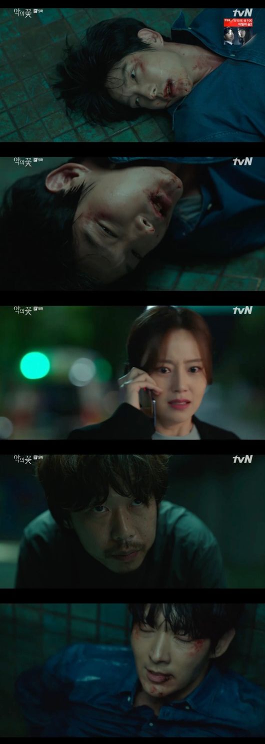 With the identity laundering being revealed as Flower of Evil Lee Joon-gi was kidnapped by Yoon Byeong-hee, Moon Chae-won also pointed out a hint of doubt towards Lee Joon-gi in earnest.On TVN Flower of Evil, which was broadcast on the afternoon of the 12th, Park Kyoungchun (Yoon Byeong-hee), who visited the Guest house where Baek Hee-seong (Lee Joon-gi) is staying, was portrayed.Flower of Evil Cha JiWon (Moon Chae-won) and Lim Ho-joon (Kim Soo-oh) were sent to the report by the owner of the Guest house after the stay of Baek Hee-seong.On the spot, Cha JiWon and Lim Ho-joon found out that Taxi was a Park Kyoungchun who assaulted the guests.In addition, Cha JiWon, who found a cell phone that fell from the assault, also identified the owner as Baek Hee-seong.The flower of evil, Cha JiWon said, crying, The victim is like my husband. I do not know what Im talking about, but this cell phone is our Hee Sungs cell phone.Cha JiWon and Lim Ho-joon started the chase by tracking the position of Taxi driven by Park Kyongchun.However, the chase failed as Cha JiWon and Lim Ho-joon were stuck in the windshield of the car, and Park Kyoungchun threw a heavy object.Park Kyoungchun tied the limbs of Baek Hee-seong and said, Do Hyun-soo has a drivers license under the name of Baek Hee-seong. Why?Did you wash your identity? asked Park Kyoungchun. Who imagined it?A serial killer changes his identity, marries, gives birth to mourning, and regularly trims his hair and lives, he threatened Baek Hee-seong.But Baek Hee-Seong rather said, Will it hurt you? Theres a second-floor house in Seoul. Its a self.Park Kyoungchun, The Flower of Evil, said, Are you laughing? And Baek Hee-seong was angry at the provocation of Baek Hee-seong.Do Hyun-soo, the son of Do Min-seok, would have been just right to vengeance and to pour out anger that could not be excreted. Same as his father. Hes a demon.He went to a mental hospital, he said, not stopping the provocation.Also, Baek Hee-seong said, You are in a situation where my single knife can die now. Park Kyoungchun said, I am not afraid of the opponent who looks clearly in my head.Its boring, added Park Kyungchun, who eventually stabbed Baek Hee-seong in the stomach.Park Kyungchun, The Flower of Evil, said, You feel pain. I will suffer until you give the right answer. Say it. Where is Jung Mi-suk?But Baek Hee-seong did not give in: Revenge? You failed perfectly, you failed to kill me, you failed to cut my hands and feet.Because I cant prove what I didnt do, what I dont know. Its obvious. But I wonder how youre going to break.Let me see it, he said.Flower of Evil Park Kyungchun locked up the Baek Hee-seong in a large tank and turned on the water.Park Kyoungchun said, How much time do you have left until your lungs become a water balloon? The good news is that you still have time to defend yourself.But Baek Hee-seong was proud to the end, when he shouted: I cant prove what I dont know.Park Kyungchun, the Flower of Evil, continued to retrace the position of Jung Mi-sook, especially Park Kyung-chun, who said, Its the day our immature is missing. Black SUV 3194.The day he disappeared, the unskilled guy was in that car. Yeah, you know that.It was your fathers car, explained Baek Hee-seong, explaining all the circumstances of the moment when Jung Mi-sook was kidnapped.A witness who memorized the car number called the police, and Do Min-seok was even investigated by the police.If we caught the people at that time, we might have saved our immature life. Flower of Evil Cha JiWon and Lim Ho-joon identified the locations of Park Kyongchun and Baek Hee-seong; two people who later hit the scene of the incident.Cha JiWon jumped straight into the water as he was stunned by the submerged appearance of the Baek Hee-seong.Cha JiWon, who tried to save Baek Hee-seong but kept breathing, kissed Baek Hee-seong in the water and took artificial respiration.Eventually, Cha JiWon, who used a knife to cut off the rope that tied the limbs of the Baek Hee-seong and pulled the Baek Hee-seong out of the water.He cried out, Help me in the air, and Baek Hee-seong said to himself, You shouldnt have met me then, Im sorry for you.Then, Baek Hee-seong shook his head as if dead.On the other hand, the high-density emotional tracing drama tvN Flower of Evil by the man Baek Hee-Seong (Lee Joon-gi) who played even love and his wife Cha JiWon (Moon Chae-won), who started to doubt his reality, is broadcast every Wednesday and Thursday at 10:50 pm.TVN Flower of Evil captures broadcast screen