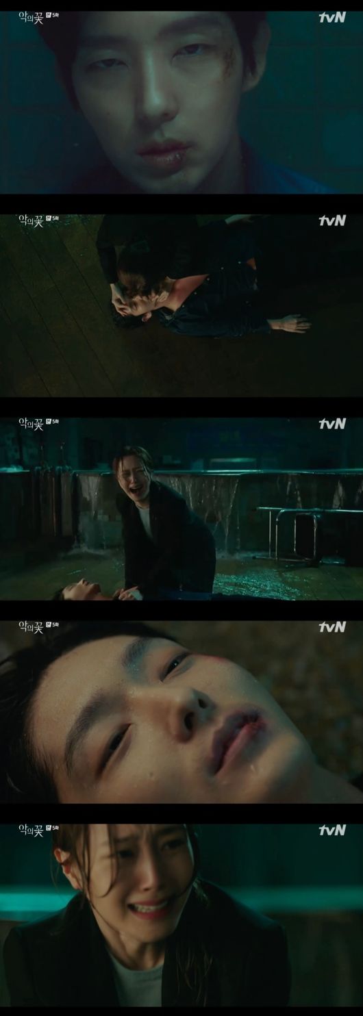 Flower of Evil Moon Chae-won and Yoon Byeong-hee noticed Lee Joon-gis identity washing.On TVNs Flower of Evil, which aired on the afternoon of the 12th, a picture of a cart rescuer (Moon Chae-won) who was kidnapped and detained by Park Kyongchun (Yoon Byeong-hee).Park Kyoungchun, who was in the Flower of Evil, found Baek Hee-seong, who was staying at a guest house in front of a fishing spot.Park Kyoungchun, who picked up the Baek Hee-seong in his taxi, said, I really missed you. How did you hide so well?Park Kyoungchun also asked Baek Hee-seong where his wife, Jung Mi-sook, was the last victim of the serial murder of Do Min-seok (Choi Byung-mo).However, when the Flower of Evil Baek Hee-seong pretended not to know, Park Kyongchun kidnapped Baek Hee-seong, and then the cart and Lim Ho-joon (Kim Soo-oh) who learned about it followed Park Kyongchun.Park Kyoungchun, a flower of evil, mentioned the washing of his identity from Baek Hee-seong to Baek Hee-seong in Dohyeonsu after tying the limbs of Baek Hee-seong.Park Kyoungchun said, Do Hyun-soo has a drivers license under the name of Baek Hee-seong. Why? Did you wash your identity? Who imagined?A serial killer changes his identity, marries, gives birth to mourning, and regularly trims his hair and lives, he threatened Baek Hee-seong.But the Flower of Evil, Baek Hee-seong, was rather proud; he continued to provoke Park Kyongchun, saying, Its so pathetic.Do Hyun-soo, the son of Do Min-seok, would have been just right to vengeance and to pour out anger that could not be excreted. Same as his father. Hes a demon.I went to a mental hospital. Park Kyoungchun, The Flower of Evil, could not stand his anger and stabbed Baek Hee-seong.When Flower of Evil Baek Hee-seong did not confess his position honestly, Park Kyoungchun locked the Baek Hee-seong in a large tank and turned on the water.Park Kyoungchun said, How much time do you have left until your lungs become a water balloon?The good news is that you still have time to defend yourself, he said, pushing Baek Hee-seong, but Baek Hee-seong said, I can not prove what I do not know. Eventually, as the water grew, the Baek Hee-seong was trapped in the water with his limbs tied together.At that moment, Carson and Lim Ho-joon hit the scene of the incident, grasping the location of Park Kyoungchun and Baek Hee-seong.Car support immediately saved the Baek Hee-seong in the water, and howled as he ventilated.But Flower of Evil Baek Hee-seong shook his head as he monologued, You shouldnt have met me then, Im sorry for you.On the other hand, tvN Flower of Evil is a high-density emotional tracing drama by the man who played even love, Baek Hee-seong (Lee Joon-gi), and his wife, Cha Ji-won (Moon Chae-won), who started to doubt his reality.It airs every Wednesday and Thursday at 10:50 p.m.TVN Flower of Evil captures broadcast screen