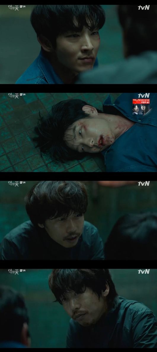 Flower of Evil Moon Chae-won and Yoon Byeong-hee noticed Lee Joon-gis identity washing.On TVNs Flower of Evil, which aired on the afternoon of the 12th, a picture of a cart rescuer (Moon Chae-won) who was kidnapped and detained by Park Kyongchun (Yoon Byeong-hee).Park Kyoungchun, who was in the Flower of Evil, found Baek Hee-seong, who was staying at a guest house in front of a fishing spot.Park Kyoungchun, who picked up the Baek Hee-seong in his taxi, said, I really missed you. How did you hide so well?Park Kyoungchun also asked Baek Hee-seong where his wife, Jung Mi-sook, was the last victim of the serial murder of Do Min-seok (Choi Byung-mo).However, when the Flower of Evil Baek Hee-seong pretended not to know, Park Kyongchun kidnapped Baek Hee-seong, and then the cart and Lim Ho-joon (Kim Soo-oh) who learned about it followed Park Kyongchun.Park Kyoungchun, a flower of evil, mentioned the washing of his identity from Baek Hee-seong to Baek Hee-seong in Dohyeonsu after tying the limbs of Baek Hee-seong.Park Kyoungchun said, Do Hyun-soo has a drivers license under the name of Baek Hee-seong. Why? Did you wash your identity? Who imagined?A serial killer changes his identity, marries, gives birth to mourning, and regularly trims his hair and lives, he threatened Baek Hee-seong.But the Flower of Evil, Baek Hee-seong, was rather proud; he continued to provoke Park Kyongchun, saying, Its so pathetic.Do Hyun-soo, the son of Do Min-seok, would have been just right to vengeance and to pour out anger that could not be excreted. Same as his father. Hes a demon.I went to a mental hospital. Park Kyoungchun, The Flower of Evil, could not stand his anger and stabbed Baek Hee-seong.When Flower of Evil Baek Hee-seong did not confess his position honestly, Park Kyoungchun locked the Baek Hee-seong in a large tank and turned on the water.Park Kyoungchun said, How much time do you have left until your lungs become a water balloon?The good news is that you still have time to defend yourself, he said, pushing Baek Hee-seong, but Baek Hee-seong said, I can not prove what I do not know. Eventually, as the water grew, the Baek Hee-seong was trapped in the water with his limbs tied together.At that moment, Carson and Lim Ho-joon hit the scene of the incident, grasping the location of Park Kyoungchun and Baek Hee-seong.Car support immediately saved the Baek Hee-seong in the water, and howled as he ventilated.But Flower of Evil Baek Hee-seong shook his head as he monologued, You shouldnt have met me then, Im sorry for you.On the other hand, tvN Flower of Evil is a high-density emotional tracing drama by the man who played even love, Baek Hee-seong (Lee Joon-gi), and his wife, Cha Ji-won (Moon Chae-won), who started to doubt his reality.It airs every Wednesday and Thursday at 10:50 p.m.TVN Flower of Evil captures broadcast screen