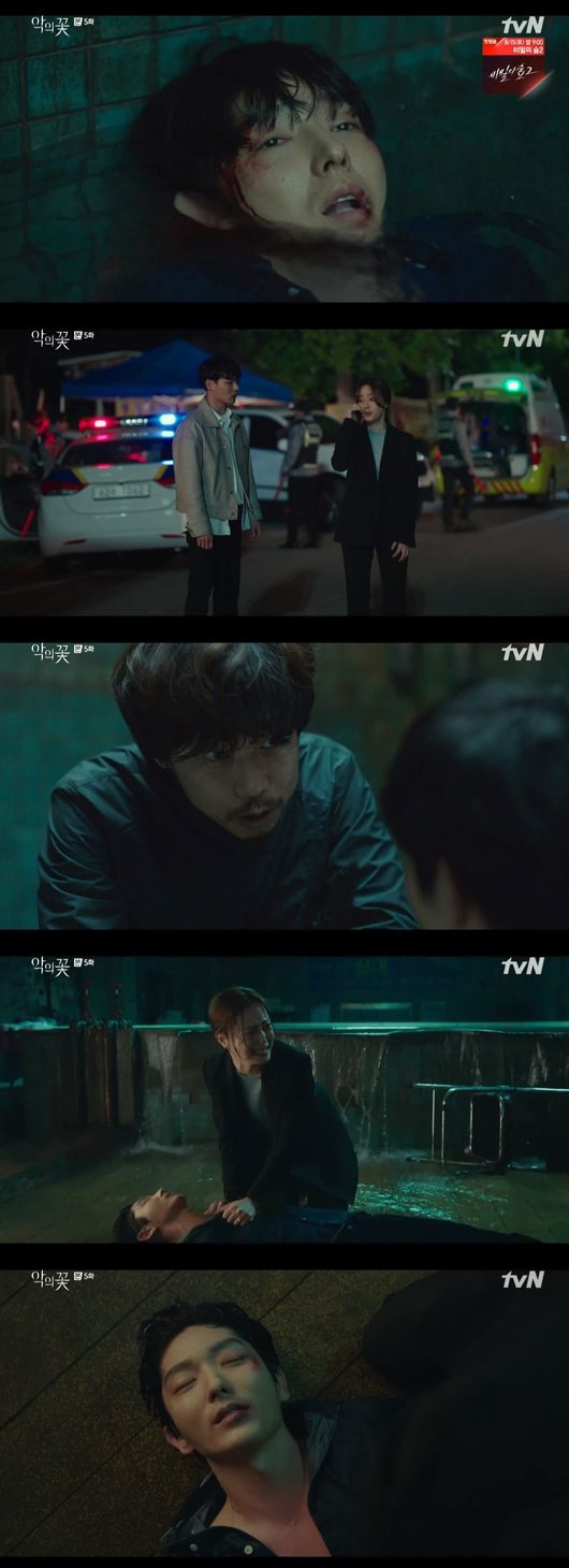 TVN Wednesday-Thursday Evening drama Flower of Evil once again peaked at the unique suspense melodrama.On this day, the broadcast gave suspense through urgent tracking and action from the beginning, and at the last moment, it was a sad melody and a strong room and attracted viewers properly.Cha JiWon (Moon Chae-won) had a struggle with a person who was presumed to be Do Hyun-soo (Lee Joon-gi), the son of Do Min-seok (Choi Byung-mo), who was involved in the serial murder in the performance, and was disturbed by the discovery of the watch of Baek Hee-Seong (Lee Joon-gi) at the scene.She found his cell phone and was convinced that she was kidnapped by the real Killer Park Kyoungchun (Yoon Byung-hee), and she managed to catch up with the breaking of the falling reason.Park Kyongchun, who abducted the police and kidnapped Baek Hee-seong, began questioning where his wifes body was buried.At this time, Baek Hee-seong asked even more about Park Kyoungchuns eyes looking at him, knowing that he was like those who said I am the same as my father and I was written on a devil toward him in the past.It was the moment that a painful trace of life branded as the son of Killer was leaked in a tense tension.Park Kyoungchun and Baek Hee-seong, who said that he had missed the opportunity to catch Killer as his false testimony became a decisive alibi for the Dominseok 18 years ago, did not show any signs of narrowing the nerves between the two.At that time, Park Kyoungchun gave out the Golden Carp Cellphone Loop, which caused a stir because it was a gift given to him by his sister Do Hae-soo (Im Na-young/Jang Hee-jin).However, Park Kyoungchun was increasingly surrounded by Baek Hee-Seong, who was confused about how he got it as his wifes relic.Cha JiWon, who found them in a desperate investigation, jumped without hesitation when he saw a submerged Baek Hee-seong.Cha JiWon, who struggles to untie the rope tied to the floor, made the viewers breathe.Baek Hee-seong, who opened his eyes faintly in the water, recalled the past by looking at such Cha JiWon.Cha JiWon, who had a pure eye that said, I will like you a lot in the future, disappeared from his fathers specter that he was killing when he was with her.To Baek Hee-seong, who learned this, Cha JiWon was absolutely necessary, and his kiss meant the Choices.But now, as he was getting unconscious, he had a feeling of regrets.I closed my eyes with a monologue saying, You should not have met me and I am sorry to you behind her crying to save her.The deep reverberation of the ending has added to the sound of the music video that deals with Cha JiWons feelings that have loved Baek Hee-seong.Also, there is a growing question about the next story about how the fate of Baek Hee-seong and Cha JiWon will change, suggesting the crossroads of Choices between doubt and faith that will be faced in the future.On the other hand, the TVN Wednesday-Thursday evening drama Flower of Evil, which is a high-density emotional tracing of two people facing the truth that they want to ignore, is broadcast six times at 10:50 pm on the 13th (Thursday) night.tvN