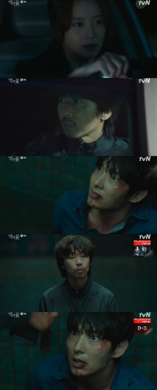 Flower of Evil Moon Chae-won saved Lee Joon-gi kidnapped by Yoon Byeong-heeIn the 5th episode of TVNs Flower of Evil, which was broadcast on the 12th, Cha Ji-won was shown finding Baek Hee-Seong (Lee Joon-gi), who was kidnapped by Park Kyongchun (Yoon Byeong-hee).On this day, the car support pursued him after learning that Jinbum, who killed Nam Soon-gil (Lee Kyu-bok), was a taxi driver, Park Kyong-chun.In the process, Carson found a wristwatch he presented to Baek Hee-seong at the scene of the incident and wondered.In addition, Park Kyungchun kidnapped Baek Hee-seong, and the car support received a tip from the owner of the Guest house.Carson picked up Baek Hee-seongs cell phone near Guest house, and said, I think the kidnapped Victims are my husband. I dont know.I do not know what Im talking about. This cell phone is our cell phone. In particular, Park Kyungchun was convinced that Do Min-seok (Choi Byung-mo)s son, Lee Joon-gi, knew where his wife, Jung Mi-sook, was buried, the last Victims of Jennifer 8.Park Kyoungchun later found out that Do Hyun-soo had hid the identity of Baek Hee-seong by stealing his identity.Baek Hee-seong claimed he did not join Jennifer 8 committed by the provincial governor and nailed him for making a false statement about the alibi of the former provincial governor.I do not fill your imagination hole, Baek Hee-seong said, killing me does not fill your imagination. Park Kyoungchun pushed a key chain with a golden fish.Park Kyungchun said, Is he familiar? Unskilled had the same thing. But Nam Soon-gil said you had it. Why? Someone who had it.Who is it? he suspected.At this time, Baek Hee-seong recalled his childhood memories: the past young Do Hae-soo (Im Na-young) gave a key chain to a young Do Hyun-soo at the funeral home of Do Min-seok.Do Hae-soo once said, The golden fish is lucky, I always carry it. This is a part of the possibility that Do Hae-soo (Jang Hee-jin) may be accomplice to the Do Min-seok.In addition, Cha Ji-won found Park Kyoungchuns crime scene and saved Baek Hee-seong.The car support howled at the unconscious Baek Hee-seong, who said: I always thought, Im lucky I met you.But for the first time, I think, you shouldnt have met me. I know what that means. Im sorry for you.Photo = TVN broadcast screen