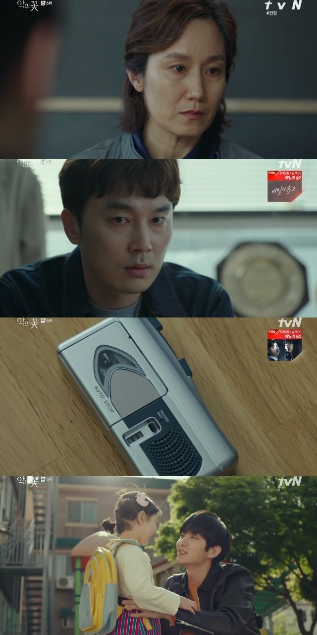 Moon Chae-won has approached the secret, suspecting Lee Joon-gi.In the 6th episode of TVNs Flower of Evil (playplayed by Yoo Jung-hee/directed by Kim Chul-gyu), which was broadcast on August 13, the past relationship between Baek Hee-seong (Do Hyun-soo, Lee Joon-gi) and the real Baek Hee-seong (played by Kim Ji-hoon) was revealed.In the past, Do Hyun-soo was run away from the mountain to avoid his fathers illusion shortly after his work with Nam Soon-gil (Lee Kyu-bok), and was hit by a car driven by Baek Hee-seong.Baek Hee-seong tried to report the accident to the police, but Do Hyun-soo said, No.Back now, Baek Hee-seong, who was kidnapped by Park Kyoungchun (Yoon Byung-hee), was rushed to the hospital with a cardiac arrest.Baek Hee-seong saw the figure of the sister Do Hae-su (Jang Hee-jin) in his unconsciousness; Baek Hee-seong said, Sister, the sister lives in a normal way.And never, never find me. I never live now, he said to Sister.As soon as he woke up, Baek Hee-seong was terrified that he might have been caught.In response, Baek Hee-Seong rushed away, even the police who gave him a helping hand.But Cha JiWon (Moon Chae-won) started to feel relieved when he held him tight.Its okay, its all right, Baek Hee-seong said, not knowing what he was saying to Cha JiWon or to himself.Baek Hee-seong could have been a mess or loss of Memory due to treatment.But Baek Hee-seong was what happened to him and clearly remembered everything.After that, Baek Hee-seong told the public officials (Nam Ki-ae) and Baek-woo (Son Jong-hak), who were immediately chased to the hospital due to anxiety, Dont worry about support.I will take care of it, he said.Baek Hee-seong told Cha JiWon that he accompanied Kim Moo-jin (Seo Hyun-woo) to the work room of Do Hyun-soo with professional curiosity.Meanwhile, Park Kyungchun had a poor prognosis due to head injuries; the warrant review was conducted the day after Baro.Baek Man-u told Baek Hee-seong that her doctors opinion would work against Park Kyongchun.It is very likely that we will be arrested tomorrow, said Baek Hee-seong, who read the inside, saying, That means we have to do something in tonight.My body is already addicted to narcotic painkillers, and when I have a medical heart attack, its not strange. Theres no family there to ask for an autopsy.If you do it, I can help. There is no chance outside tonight. Kim Moo-jin chased Jang Young-hee, a witness in the Jennifer 8 case 18 years ago, and asked for a statement. However, Jang Young-hee worried, What if I made a mistake and he hurt me?Kim Moo-jin said, Choi Byung-mo has died in the past. However, Jang Young-hee said, No, not him.Cha JiWon began to guard against the Baek Hee-seong; even a scratch when the Baek Hee-seong brought his hand to remove the mute that was buried in his head.On the other hand, Baek Hee-seong felt more fond of Cha JiWon, who was in a hurry for himself.I think of you, then you look like you, said Baek Hee-seong, thinking about that time.Baek Hee-seong wanted to make a statement as a victim of Park Kyongchun.Choi Jae-seop (Choi Young-joon), who seemed to be simply asking for help, changed his Baro expression as soon as the statement began, Why did Park Kyoungchun torture Mr. Baek Hee-seong without killing Baro?Usually torture is the most extreme way to ask an answer.Park Kyoungchun asked Mr. Baek Hee-seong what the hell was he asking, I was most curious about it. Baek Hee-seong said, In the process of persuading Park Kyoungchun, I told him that there was a police officer in my family, and why did not I save my wife?I was stabbed and fainted, and when I woke up, I was filled with water to my chest. Baek Hee-seong and Choi Jae-seop shared a noticeable nervous battle, and Choi Jae-seop warned that I will give you all the blackness when Park Kyoungchun is arrested.At the same time, Cha JiWon received a call from his wife Nam Soon-gil, who thanked him for catching the real criminal and said he had a tip on Do Hyun-soo.Cha JiWon said he would visit as soon as the case was completed and was promised that I would like you to give me information about Do Hyun-soo. Meanwhile, the media was also paying attention to Do Hyun-soo.Baek Hee-seong read the worry on Cha JiWons face.Baek Hee-seong recommended going home and taking a break, and Cha JiWon burst into emotion that had been suppressed by this remark: You almost died in front of my eyes.That was only ten days ago. You were out of the hospital, and when you called me, my legs were shaking.I thought I was choking to death for those ten seconds to identify the caller. Go home and sleep comfortably?I dont know how anxious I was to be in this house every time I went in without anyone. Youre dead and awake.But you have been, what the hell are you?Seeing the vision of the former sister, sister, sister live in a normal way, and never, never find me.I do not live in the Do Hyun-soo theory anymore. And this was actually what Baek Hee-seong, who mistaken Cha JiWon for a seafarer, said.Cha JiWon has been in a state of insanity since he heard this.Late at night, Baek Hee-seong called Baek Man-u and said, Ill do it. Do Hyun-soo disguised himself as a doctor.Baek Man-u gave me a drug with dangerous advice, Dont leave needle marks on your body.At the same time, Cha JiWon reexamined the investigation log of the Murder case, which also included a child counseling session for Do Hyun-soo.It was the doctors opinion that there was no emotion, empathy, guilt, and a divisive personality disorder, and the testimony of the villagers.Cha JiWon then looked at the luminol blood stain reaction towards the workshop basement of Baek Hee-seong.Baek Hee-seong approached as a doctor, eluded Detective and remained alone with Park Kyongchun; and Park Kyongchun opened his eyes and said, I waited.I was sure that I would come to kill me.  Where is the immature? Do you really know where the immature is buried? Park Kyoungchun said, I was lying in bed all day looking at the ceiling, and I realized that all I know about you is rumors, and the truth that I may be wrong.I killed an innocent man and tortured you brutally. I do not need to hesitate. Meanwhile, Cha JiWon found blood stains through the luminol reaction, all traces of Kim Moo-jin.Cha JiWon was shocked to think that it was similar to the Choi Byung-mo technique I saw in the news.Cha JiWon recalled Baek Hee-seong, who happily smiled as she watched her daughter Baek Eun-ha (her emotional partner).Before putting the pills, Baek Hee-seong asked, How did you feel when you found out Jung Mi-sook was dead? That I was curious about that mind: Park Kyung-chun said, I wanted to die.(But I did not die) I wanted to take the immature person to a safer and more comfortable place. And when he knew that Baek Hee-seong was a fake doctor, Detective rushed to the room, but Baek Hee-seong was already safely out of the room wearing patient clothes.But Baek Hee-seong did not kill Park Kyongchun, who said: The fish ring, someone came to the funeral home and gave it to the sister.I got it from Sister. Someone left it to Sister on purpose. The reason Baek Hee-seong did not kill Park Kyongchun was because he did not tell anyone who he was.Instead, Baek Hee-seong kissed the police, saying they were curious about why they tortured them.Baek Hee-seong told Park Kyoungchun to follow the real Do Min-seoks accomplice, not the same as Do Hyun-soo.Park Kyungchun was safely sent to police and admitted all charges.Kim Moo-jin was interviewed by witness Jang Young-hee, who said that Jeong Mi-sooks face was constantly dreaming, and that he decided to interview her.Jang Young-hee witnessed the kidnapping in 2002 and reported it, but handed him a tape because he turned the chain. Jang Young-hee said, At that time, the home phone was an automatic answering machine.Cha JiWon received a Do Hyun-soo bag from Nam Sun-gils wife, which included a tape. Cha JiWon revealed his intention to catch Do Hyun-soo.And the witness said, Do not let me out. I saw you. Red compact car. I know work.Do you know about this Murder case? You know why he died? Its me. I dont know whats not. 