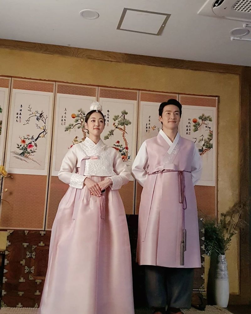 Park Bok-mi has released photos of happiness as Park Bok-mi and Park Yo-han are getting married.KBS 29th Gag Woman Park Bok-mi released several wedding behind-the-scenes photos with her prospective groom and soccer player Park Yo-han on August 14th with an article entitled Thank you very much in her instagram.Park Bok-mi and Park Yo-han will be married at the Eliena Hotel in Gangnam-gu, Seoul on December 6th, when the two decided to marry more than a year after meeting.Park Bok-mi said of Park Yo-han: The conversation works well, and the gag code fits well.I am a person who allows me to grow in a good direction, he said. I decided to marry because I had a belief that I could overcome it even if I had a hard time with this person.Park Bok-mi made his debut as a comedian on KBS 29 in 2014 and turned actor in 2017.He has built filmography such as Dobong Soon, Mr. Sunshine, Flower Party: Chosun Hall of Fame.pear hyo-ju