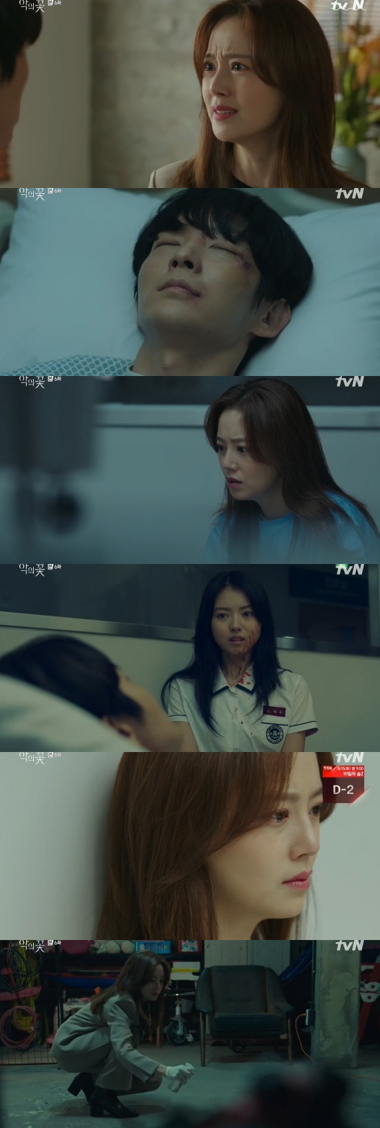 Will Moon Chae-won notice Lee Joon-gis identity?In the 6th episode of tvNs Flower of Evil broadcast on the 13th, Cha JiWon (Moon Chae-won) was portrayed as suspicious of Baek Hee-seong (Lee Joon-gi).On that day, Baek Hee-seong was kidnapped by Park Kyongchun (Yoon Byung-hee), and Cha JiWon rescued Baek Hee-seong, just before drowning, and moved him to the hospital.Fortunately, Baek Hee-seong regained consciousness after 10 days.Cha JiWon then went home to Baek Hee-seong and told him to rest, and said, You almost died in front of me, thats only ten days ago.You know how I felt when you were wandering around for 10 days. Furthermore, Cha JiWon said, When Im outside the hospital, my legs are shaking when I call, why are you looking for me, why are you looking for me so urgently? Go home and sleep comfortably?Every time I enter a house without anyone, I will really be alone in this house. Do you know how scared I was? Especially Cha JiWon said, You never know what hell Ive been through for ten days, but youve been... What the hell are you? What?Cha JiWon suddenly went out of the room, saying he was tired, when Cha JiWon recalled what Baek Hee-seong had said before he completely regained consciousness.At the time, Baek Hee-seong mistook Cha JiWon for a young Do Hae-su (Im Na-young), and confessed, My sister lives normal; I never live as Do Hyun-soo.Eventually Cha JiWon noticed that Baek Hee-seong was Do Hyun-soo (Lee Joon-gi).Cha JiWon entered the workshop basement of Baek Hee-seong after breaking the lock.Cha JiWon infiltrated the workshop basement in Caught in the Web, while Baek Hee-seong infiltrated Park Kyungchuns ward with the help of a million-woo (Son Jong-hak).Park Kyungchun was waiting for the Baek Hee-seong, and until the end he questioned where Jung Mi-sooks body was; Baek Hee-seong said, I am the same.I saw the TV and I knew. That my father was a serial killer. Is that hard to believe? he shot back.I have an mystery, how did it feel when I found out that Jung Mi-sook was dead, Baek Hee-seong asked before killing Park Kyongchun.Park Kyoungchun said, Is that curious? Why is it really curious?What I asked you last time. Fish cell phone ring. Someone came to the funeral home and gave it to you. I got it. Who.Why? I testified to my fathers alibi at the same time as a witness. What if both the witness and I told the truth?Baek Hee-seong revealed that he left Park Kyongchun alive and did not talk about himself.However, Cha JiWon met Nam Soon-gil (Lee Kyu-bok)s wife, and Nam Soon-gils wife handed Do Hyun-soos bag.Cha JiWon declared that he would arrest Do Hyun-soo, raising tension in the drama.Photo = TVN broadcast screen