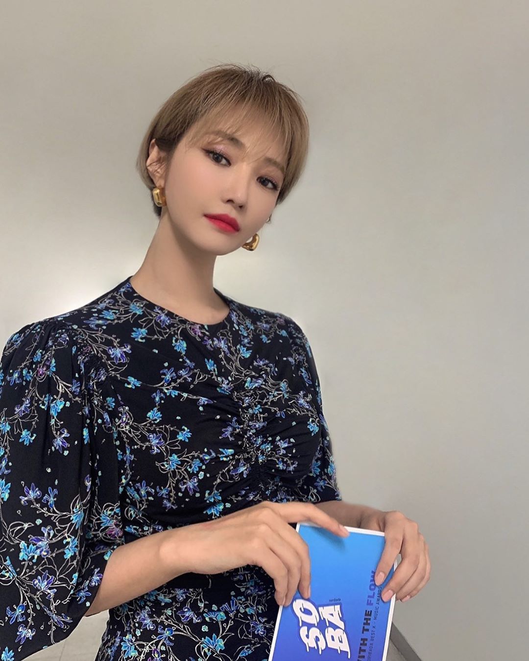 Actor Go Joon-hee shared a photo of the atmosphere of robbing Sight.On the 14th, Go Joon-hee posted a picture on his Instagram with the words Happy to everyone.The photo shows Go Joon-hee with short-cut hair. The intense eyes are impressive.The netizens responded, I am cheering and I love you.Go Joon-hee participated in the 2020 Soribada Awards held on the 13th as a prize winner.Photo: Go Joon-hee Instagram