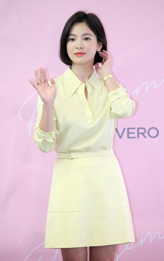 On the 75th anniversary of the Korean Liberation Army, Actor Song Hye-kyo joined forces with Professor SEO Kyoung-Duk of Sungshin Womens University and donated a large signboard to the village of Utoro, Japan.SEO Professor Kyoung-Duk said on the 15th.The wooden signboard is 2 meters wide and 1.5 meters long, and is also made in Korean, Japanese and English.In particular, the feature of this guide plate is that it has been steadily communicating with the residents of Utoro village for several months and was made with the phrases and designs they want.Professor Seo, who worked on this work, said, The visitors were able to set up a signboard at the entrance of the village because they felt a little difficult to find the Utoro town hall Eruhwa at the subway station.The situation of the Korean historical sites that remain overseas due to the Corona 19 incident this year is not very good, and the more we have to pay more attention, he said.Professor Seo is in charge of YG Entertainment and promotion, and Song Hye-kyo is in charge of sponsorship.In particular, they donated 20,000 copies of guides made in Korean and Japanese to Utoro Village.Meanwhile, Song Hye-kyo and SEO Kyoung-Duk have been donating Korean guides, Korean signboards, and independent activist relief works to 23 sites around the world for the past nine years.