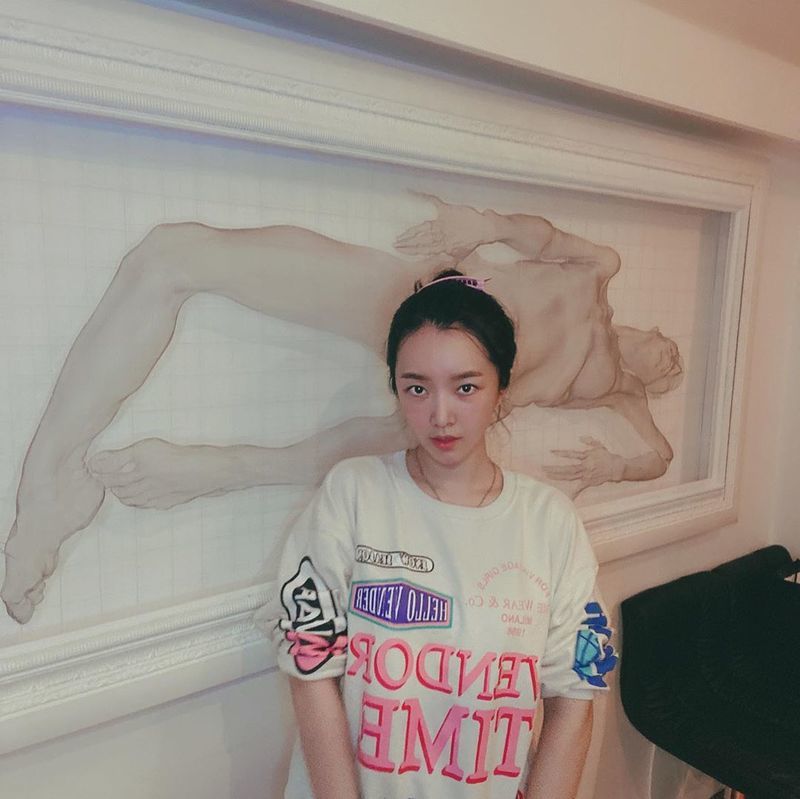 Bae Seul-Ki, 60kg? Half-faced Whens the Iron? Singer and actor Bae Seul-Ki shared a half-dozen faces.Bae Seul-Ki posted three photos on his instagram on August 14 with the phrase I am sorry for the artist for the reference of Sun Steel, but I am so scared of this work.In the photo, Bae Seul-Ki stares at the camera with her raised hair, which she showed off her beauty with a sleek jawline and dark features.han jung-won