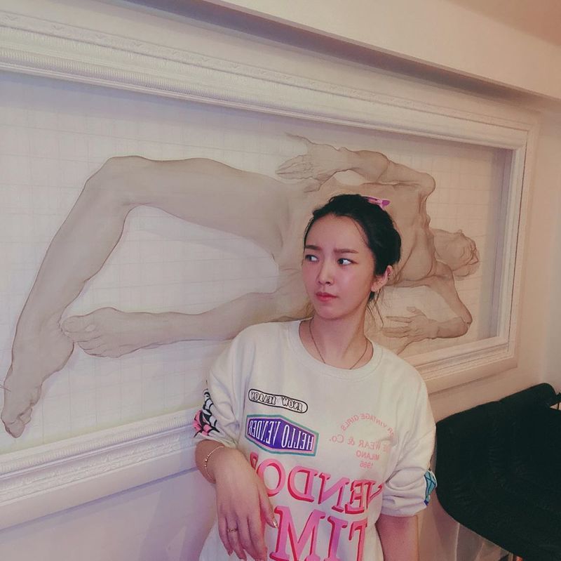 Bae Seul-Ki, 60kg? Half-faced Whens the Iron? Singer and actor Bae Seul-Ki shared a half-dozen faces.Bae Seul-Ki posted three photos on his instagram on August 14 with the phrase I am sorry for the artist for the reference of Sun Steel, but I am so scared of this work.In the photo, Bae Seul-Ki stares at the camera with her raised hair, which she showed off her beauty with a sleek jawline and dark features.han jung-won