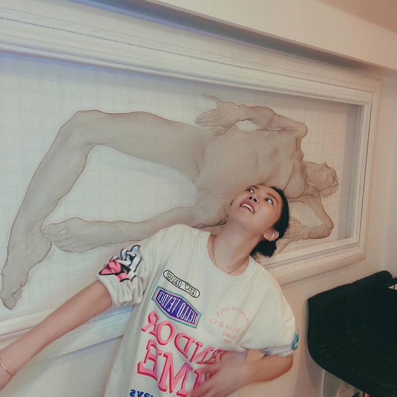 Bae Seul-Ki, 60kg? Half-faced Whens the Iron? Singer and actor Bae Seul-Ki shared a half-dozen faces.Bae Seul-Ki posted three photos on his instagram on August 14 with the phrase I am sorry for the artist for the reference of Sun Steel, but I am so scared of this work.In the photo, Bae Seul-Ki stares at the camera with her raised hair, which she showed off her beauty with a sleek jawline and dark features.han jung-won