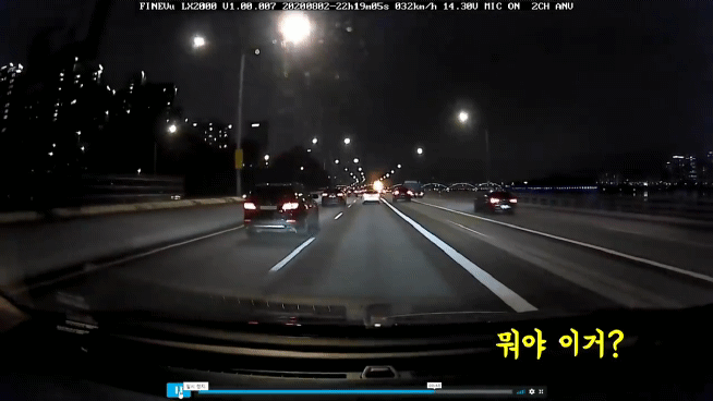 2일 전동킥보드 한 대에 올라탄 여성 2명이 서울 올림픽대로를 달리고 있다. [유튜브 한문철TV]