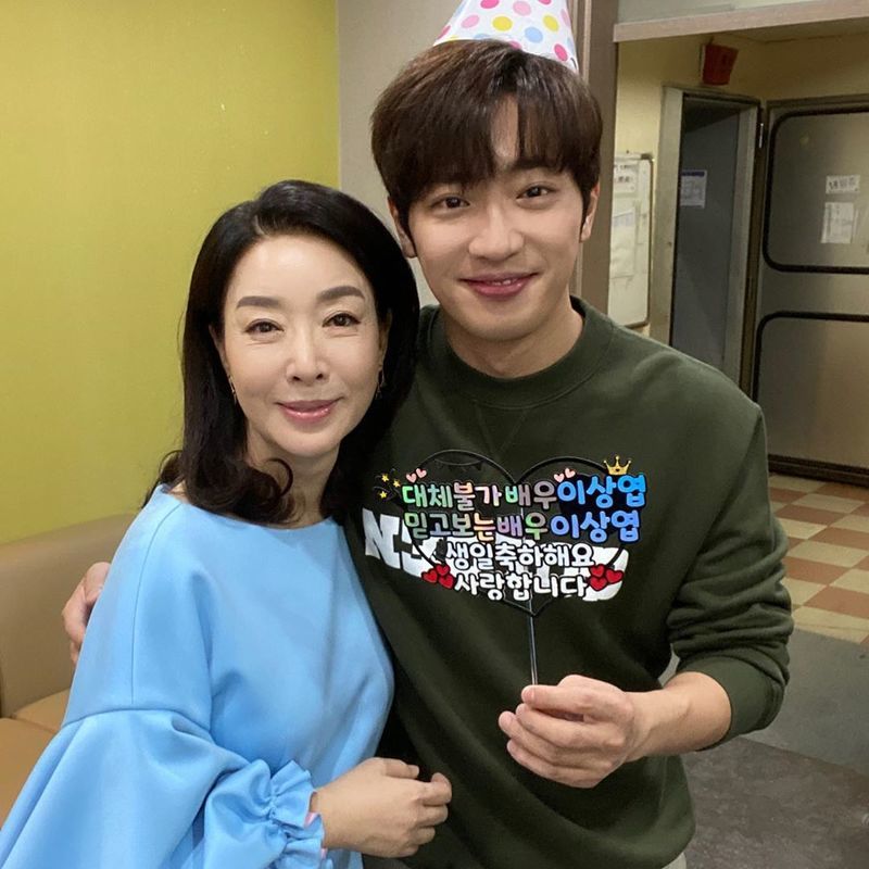 Lee Sang-yeob has released a two-shot with Kim Bo-yeon.Actor Lee Sang-yeob posted a picture and a photo on his instagram on August 16, saying, Ive been there once. 20200508 Mom and Kyujin. Lets do well for my mother.The photo was taken by Lee Sang-yeob and Kim Bo-yeon, who are breathing with a hat on KBS 2TV weekend drama I went once. Lee Sang-yeob is wrapped around Kim Bo-yeons shoulder.emigration site