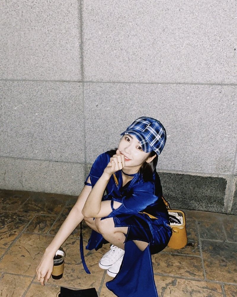 Group DIA member Eunjin showed off a hip de Ely fashion.Eunjin posted a picture on her Instagram page on August 16.In the photo, Eunjin squats in a hat; he boasts beauty in his unique costume and white skin.han jung-won