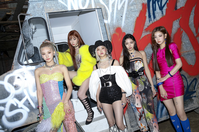 ITZY showed off super-powerful visuals at the shooting scene of the new song Not Shy (Nat Shai).ITZY released three behind-the-scenes cuts captured at the title song Music Video and jacket shooting scene ahead of the release of its new album Not Shy at 6 pm on August 17th.Yeji, Lia, Ryujin, Chaeryeong, and Yuna have perfected their extraordinary suits, including glittering sequined costumes, unique design long boots, and bold accessories.The high-end look, which is not tied to colorful patterns and formalities, illustrates ITZYs unique aura.In addition, the five members put their hands on their mouths and surprised the point choreography of Not Shy, and when shooting the dance, they released the cool charisma and raised expectations for the new song performance.They have gathered topics, saying that Not Shy is the most difficult choreography of all time, which is why they are curious about the comeback of stage craftsman ITZY.As a proof of this, Not Shy Music Video teaser, which contains some of the new song performances, exceeded 10 million views of YouTube views at 11:20 pm on the 15th, about four days after its release.ITZY will hold ITZY LIVE PREMIERE (Live Premiere) at 4:30 pm today, an hour and a half before the release of the new song, and will release the new song performance for the first time.From 2 p.m., they meet with fans through COUNTDOWN SPOT LIVE (countdown spot live) through various SNS channels including Twitter, Instagram, Naver V LIVE (V-live), and YouTube.Also, at 6 p.m. when Not Shy is officially released, we will participate in real-time chat on Music Video YouTube and start real-time communication with MIDZY (believed, fandom name).emigration site