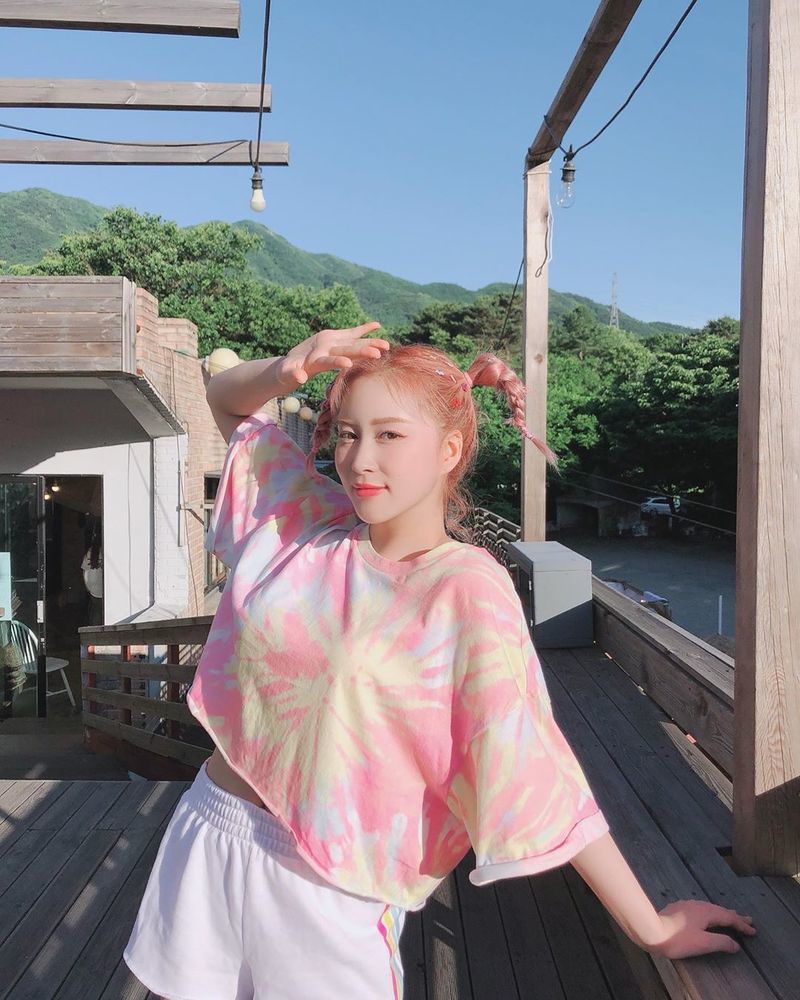 Group WJSN member Dayoung transformed into a tomboy Clefairy.Dayoung posted two photos on his instagram on August 17 with the phrase photobook.In the photo, Dayoung poses with his biceps head; he also thrilled fans with his white skin and pink hair, a perfect match.