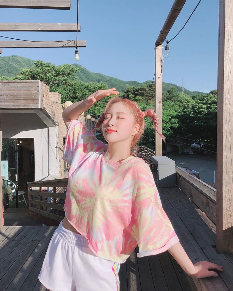 Group WJSN member Dayoung transformed into a tomboy Clefairy.Dayoung posted two photos on his instagram on August 17 with the phrase photobook.In the photo, Dayoung poses with his biceps head; he also thrilled fans with his white skin and pink hair, a perfect match.