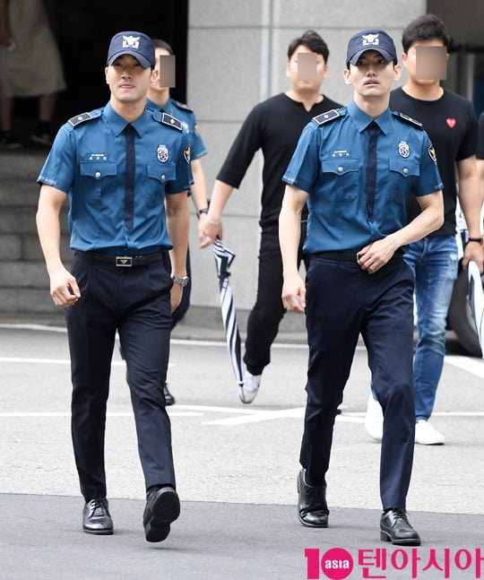 Time travel on a time machine!On that day, what happened in the entertainment scene? Three years ago today, TVXQ Changmin and Super Junior Choi Siwon finished their mandatory police service and shared Discharge.The two men entered the Nonsan Army Training Center in Chungnam Province on November 19, 2015, and served for 21 months as a police officer of the Seoul Metropolitan Police Agency.Changmin left the Asia Press tour immediately after Discharge, and Choi Siwon began working on a new album. The two have been active in their respective fields for the past three years and have shown off the dignity of Hallyu stars.Choi Siwon has recently been emitting infinite positive energy through MBC Everlon Yot Expedition.Changmin showed off his good influence in early August, donating 30 million won for the flood victims who were affected by heavy rains.In particular, Changmin caught the eye by telling the surprise marriage news in June.The wedding ceremony will be held in September with a pre-sex bride.The popular Hallyu stars Changmin and Choi Siwon) Lets look back on the Discharge scene through TEN Cut