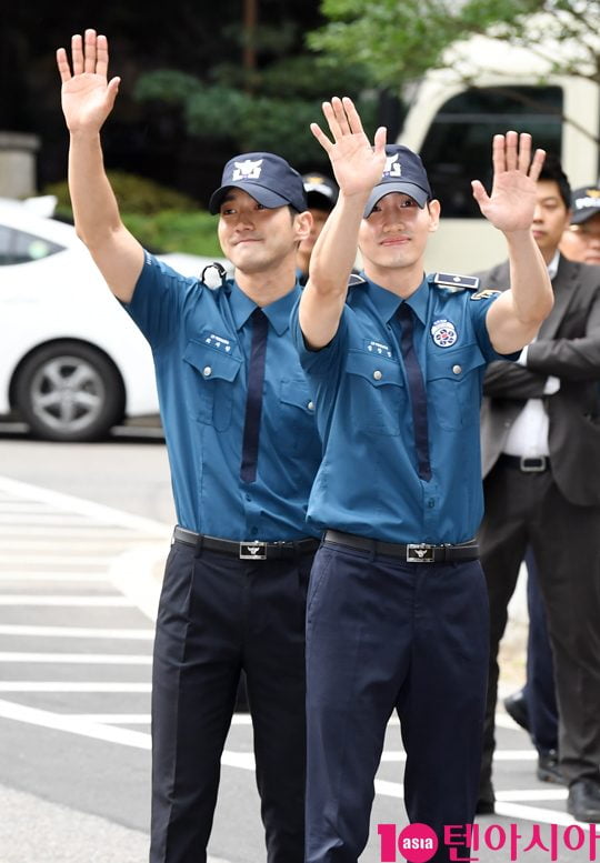 Time travel on a time machine!On that day, what happened in the entertainment scene? Three years ago today, TVXQ Changmin and Super Junior Choi Siwon finished their mandatory police service and shared Discharge.The two men entered the Nonsan Army Training Center in Chungnam Province on November 19, 2015, and served for 21 months as a police officer of the Seoul Metropolitan Police Agency.Changmin left the Asia Press tour immediately after Discharge, and Choi Siwon began working on a new album. The two have been active in their respective fields for the past three years and have shown off the dignity of Hallyu stars.Choi Siwon has recently been emitting infinite positive energy through MBC Everlon Yot Expedition.Changmin showed off his good influence in early August, donating 30 million won for the flood victims who were affected by heavy rains.In particular, Changmin caught the eye by telling the surprise marriage news in June.The wedding ceremony will be held in September with a pre-sex bride.The popular Hallyu stars Changmin and Choi Siwon) Lets look back on the Discharge scene through TEN Cut