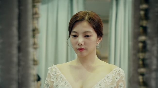A Man in a Veil Kang Eun-tak predicted a three-speed transform.KBS 2TVs new evening drama A A Man in a Veilplayed by Lee Jung-dae / directed by Shin Chang-seok) released a second teaser video on August 18 that contains unspoken stories such as Lee Typhoon (Kang Eun-tak), Han Yu-Jeong (Um Hyun-kyung), Han Yura (Lee Chae-young), and Cha Seo-joon (Lee Si-gang).A Man in a Veil is a drama about a man who has become seven years of intelligence in an accident and rushing for revenge in the face of a miracle at the threshold of death.Typhoon in the second teaser video, which was released, has a big accident in his childhood and has a 180-degree change from before, but he is a pure charm owner who cheers Oh yes even in small things and makes the surroundings feel good.However, an unexpected whirlwind of hell is driven in front of my mother, Lee Kyung-hye (Mi-kyung Yang), and Typhoon, who had a happy day with her neighbor Yu-Jeong.In the scene, Typhoon cries at his mother and tears like chicken shit, and it is intrigued by the suggestion that a tearless Reversal story comes to him, such as wearing a hospital uniform.At the end of the video, Typhoon, who had been tearing his head in agony, was surprised in a black suit after suffering an accident in the water.With the narration that tragedy sometimes becomes a miracle, it makes the miracle of Typhon three-stage transform Kahaani, which is a miracle that a pure young man transforms through hell time.Meanwhile, fraternal twin sisters Yu-Jeong and Yura are mixed in joy.Yu-Jeong is looking at someone and shedding tears, while Yura is foreseen with a meaningful narration that the life that was old is erased from memory and will live a life that suits me from now on.The fate of the sisters who boasted their sad eyes and ambition eyes is focused on what direction each will flow.A Man in a Veil contains Kahaani, full of materials and reversal stories that have never been seen in the existing daily drama, said the company. We will present an inseparable time to the audience on the evening of August 31.I would like to ask for your expectation and interest in the first broadcast. 