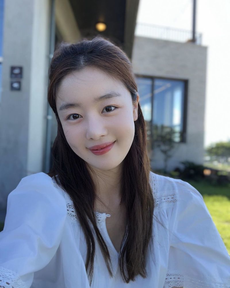 Han Sun-hwa flaunted her innocent visualsActor Han Sun-hwa posted a photo on his Instagram account on August 18 with the post Vaccation End.The photo shows Han Sun-hwa, who is wearing a blouse and boasts a makeup-free beauty, with a pure atmosphere that catches the eye.kim myeong-mi