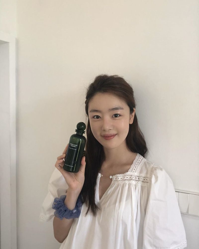 Han Sun-hwa flaunted her innocent visualsActor Han Sun-hwa posted a photo on his Instagram account on August 18 with the post Vaccation End.The photo shows Han Sun-hwa, who is wearing a blouse and boasts a makeup-free beauty, with a pure atmosphere that catches the eye.kim myeong-mi