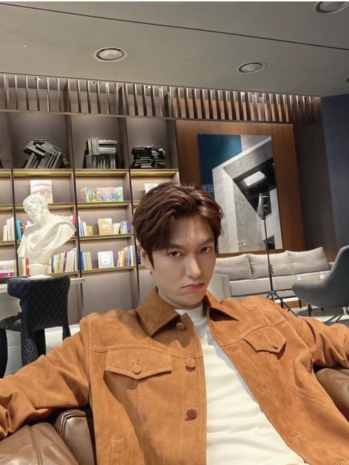 Actor Lee Min-ho has announced a new trend with autumn fashion people ahead of the season.Today, Actor Lee Min-ho posted a picture through a personal SNS. In the public photos, Lee Min-ho is enjoying a relaxed daily life in a bookstore.Especially, it matches the autumn fashion ahead of the season and shows fashion people down visuals. The superior features attract attention to the fans by informing them of the new situation.On the other hand, Lee Min-ho appeared with Actor Kim Go-eun on SBS The King: Eternal Monarch which last month, and recently communicates with fans through SNS.Lee Min-hoSNS capture