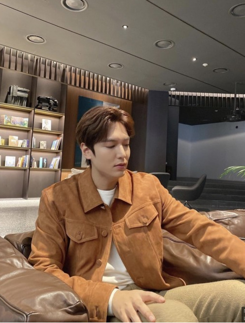 Actor Lee Min-ho has announced a new trend with autumn fashion people ahead of the season.Today, Actor Lee Min-ho posted a picture through a personal SNS. In the public photos, Lee Min-ho is enjoying a relaxed daily life in a bookstore.Especially, it matches the autumn fashion ahead of the season and shows fashion people down visuals. The superior features attract attention to the fans by informing them of the new situation.On the other hand, Lee Min-ho appeared with Actor Kim Go-eun on SBS The King: Eternal Monarch which last month, and recently communicates with fans through SNS.Lee Min-hoSNS capture