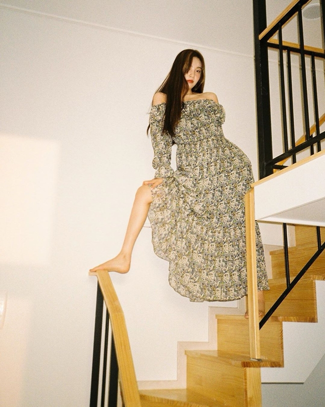 Red Velvet Joy reveals photo of giddy poseJoy posted a picture on her Instagram page on Thursday.In the open photo, Joy is standing on the stairs, wearing an off-shoulder dress and looking at Camera.She looks beautiful but giddy as she shows off her legs with one foot on Handrail.But Joy is also self-made as he is concentrating on Camera with a chic look.Fans who watched Joys photos admired Its so beautiful, The Being itself is a picture, I took Leeds today, I am happy because of swimming and I am careful about my ankle, I look pretty and dangerous, I always watch out.Composer and singer Park Moonchi also worried that dangerous. Be careful, daughter, and Joy reassured him that safety. okay and showed off their strong friendship.Meanwhile, Park Moonchi is a rising powerhouse in the Newtro (new retro) craze and has been loved by the release of Coolhan 42 and MBTI on the 3rd.Both songs were introduced as candidates for the buddhist song in MBC What do you do when you play?Photo Joy SNS