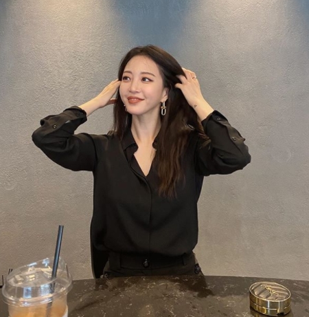 Actor Han Ye-seuls latest on the show has been revealed.Han Ye-seul posted a picture on his Instagram on the 18th without any comment.Han Ye-seul in the public photo is sitting in a cafe and enjoying his leisure time.Han Ye-seuls Celebrity visual, which makes it look like a picture, captures the attention even though it is a natural picture.Meanwhile, Han Ye-seul is communicating with fans through the YouTube channel.Photo = Han Ye-seul Instagram