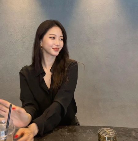 Actor Han Ye-seuls latest on the show has been revealed.Han Ye-seul posted a picture on his Instagram on the 18th without any comment.Han Ye-seul in the public photo is sitting in a cafe and enjoying his leisure time.Han Ye-seuls Celebrity visual, which makes it look like a picture, captures the attention even though it is a natural picture.Meanwhile, Han Ye-seul is communicating with fans through the YouTube channel.Photo = Han Ye-seul Instagram